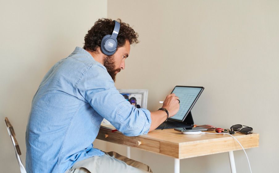 посадка беспроводных наушников JBL Tune 760NC