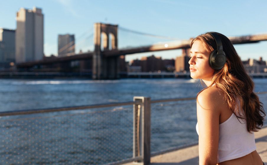 посадка беспроводных наушников JBL Tune 760NC