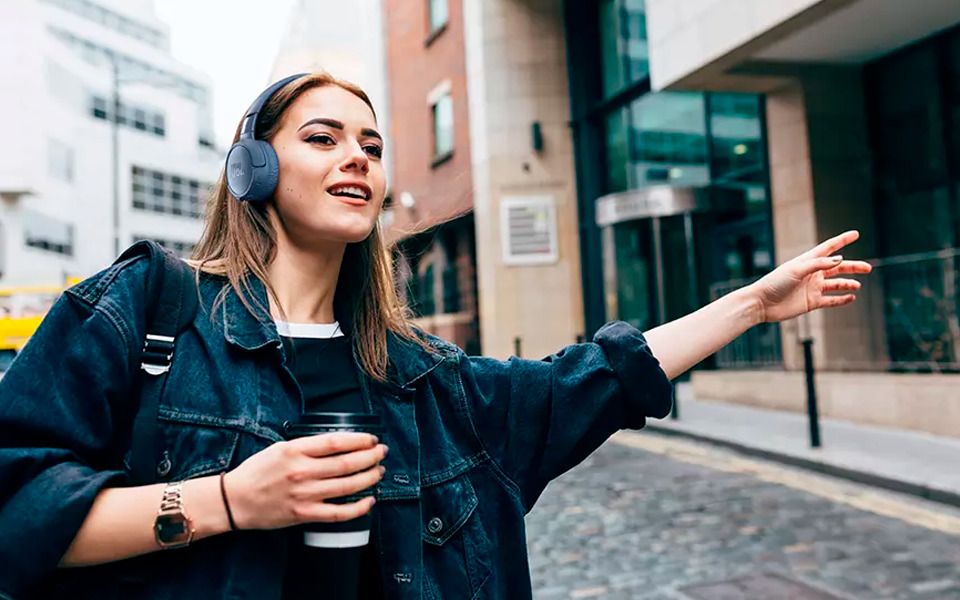 посадка беспроводных наушников JBL Tune 760NC