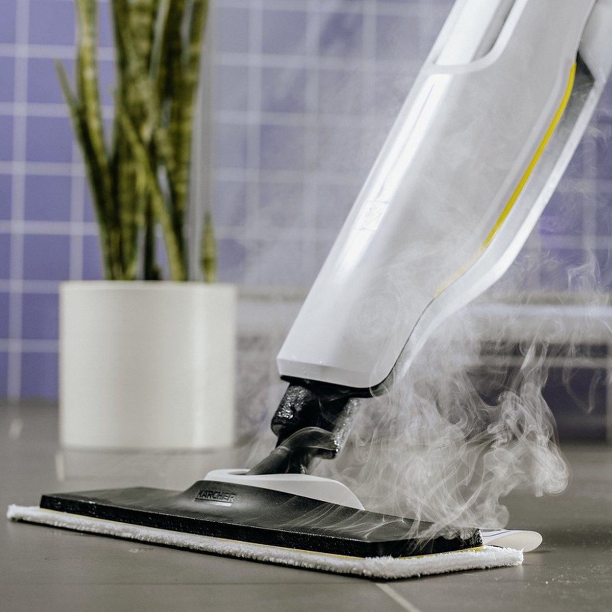 паровая швабра Karcher моет плиточный пол