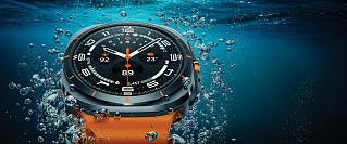 Samsung Galaxy Watch Ultra с оранжевым ремешком под водой в пузырьках воздуха, защита 10 АТМ