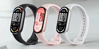 Три браслета Xiaomi Smart Band — чёрный, розовый и белый, на экранах 2560 шагов