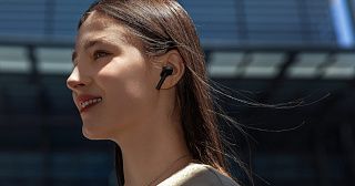беспроводные наушники Xiaomi в ушах