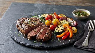 Сочное мясо и овощи с паром из аэрогриля