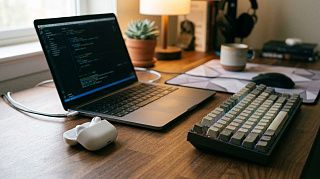 Беспроводные наушники рядом с ноутбуком для работы и игр