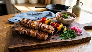 Готовый шашлык на шпажках с овощами, соусом и маринованным луком