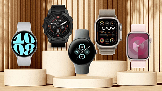 Пять смарт-часов 2026 года на бежевых подиумах: Samsung, Garmin, Google Pixel, Apple Watch Ultra и Apple Watch