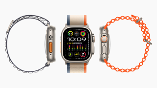 Apple Watch Ultra 2 в трёх ракурсах: титановый корпус с кнопкой Action и оранжево-бежевый ремешок Trail
