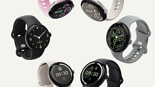 Шесть Google Pixel Watch 3 по кругу: чёрные, розовые, серые и бежевые ремешки, круглый корпус