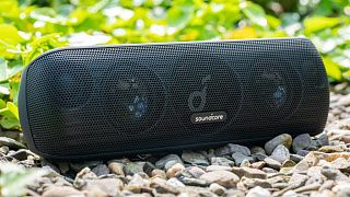 Традиционно акустическая колонка Soundcore входит в рейтинг лучших аудиосистем для дома и отдыха на природе