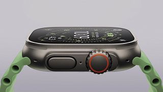 Профиль Apple Watch Ultra: титановый корпус, оранжевая коронка и зелёный ремешок