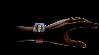 Входящий звонок на Apple Watch: имя абонента и кнопки ответа на тёмном фоне