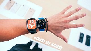 Двое часов на одной руке для сравнения корпусов 40 и 44 мм: чёрные и синие