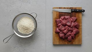 Шаги 1-2: промывка риса холодной водой и нарезка говядины кубиками 2-2,5 см