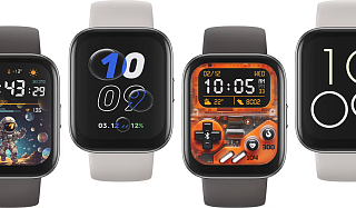 Четыре Amazfit Bip 5 с прямоугольным экраном и разными циферблатами: космос, крупные цифры, техно