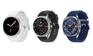Три Samsung Galaxy Watch: белые круглые, Classic со стальным вращающимся безелем и синие Watch Ultra