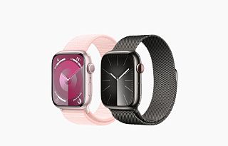 Двое Apple Watch рядом: розовый алюминий с тканевым ремешком и графитовая сталь