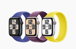 Трое Apple Watch в тёмном, бежевом и серебристом корпусе с разными ремешками