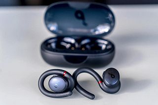 Блютуз наушники Soundcore с дополнительными креплениями, защищающими их от выпадения, находятся в среднем ценовом диапазоне