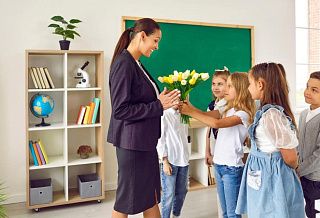 Дети дарят подарки учителю