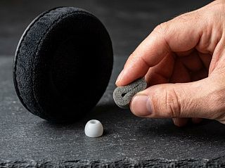 Велюровая амбушюра полноразмерных наушников рядом с силиконовой и пенной насадками для вкладышей