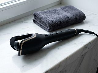 Philips StyleCare Prestige BHB876/00 на мраморной полке: открытая камера с двумя защитными лепестками