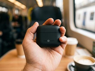 Компактный кейс наушников CGPods Air Pro в руке в дороге — легко помещается в ладонь между домом и офисом