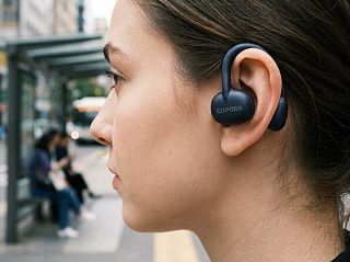 Открытые наушники-клипсы CGPods Clip на ухе девушки: слуховой проход остаётся полностью открытым