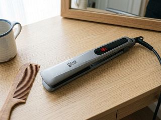 Выпрямитель CaseGuru Кератерма на столике у зеркала, на дисплее заводские 180 °C