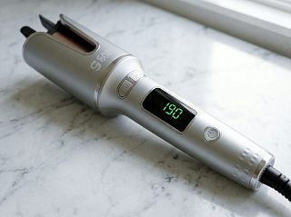 LED-экран плойки крупным планом: зелёная цифра 190 и круглая кнопка питания на серебристой ручке