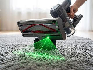 Турбощётка стика CGCleaner Home 2 с зелёной лазерной подсветкой убирает шерсть и пыль с серого ковра