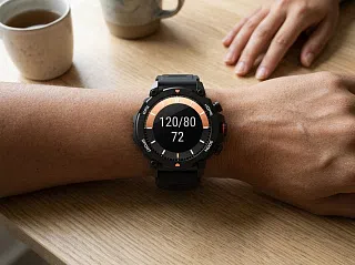 Смарт-часы CGWatch Force 2 на запястье показывают давление 120/80 и пульс 72 — функция, которой нет у Garmin