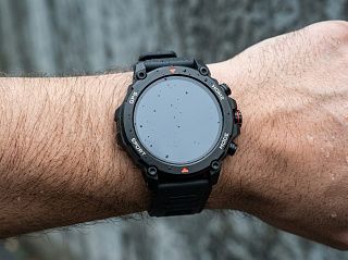 Смарт-часы CGWatch Force 2 на запястье после дождя: капли воды на круглом корпусе и экране