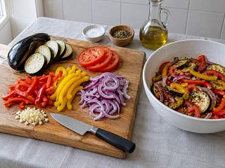 Нарезка для сезонной смеси: кольца баклажана и помидора, соломка перца, полукольца лука, миска с готовой смесью
