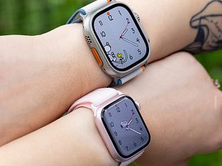 Два запястья рядом: титановые Apple Watch Ultra и розовые с циферблатом Снупи