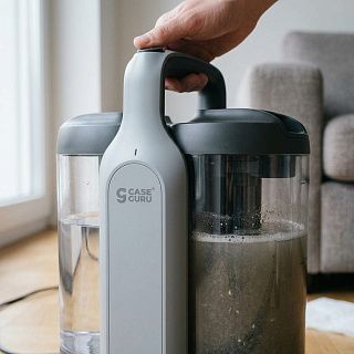 Бак грязной воды АкваКлина крупным планом: мутный раствор с пеной, который вытянули из обивки дивана