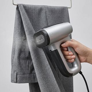 Гладиатор делает стрелку на брюках сухой подошвой