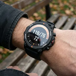 Часы CaseGuru CGWatch Force 2 на запястье, на экране давление 118/76 и пульс 72
