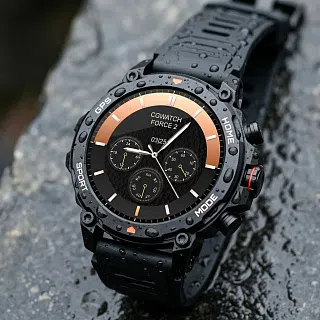 Корпус CGWatch Force 2 в каплях воды крупным планом, видны винты и надпись SPORT на безеле