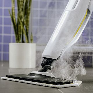 паровая швабра Karcher моет плиточный пол