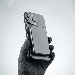 Магнитный повербанк на задней панели смартфона