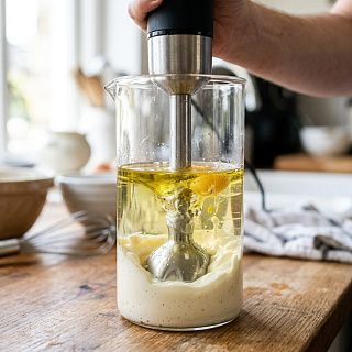 Приготовление майонеза погружным блендером в мерном стакане