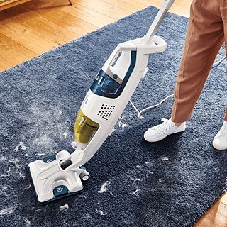 чистка с помощью вертикального моющего пылесоса tefal