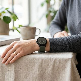 Смарт-часы CaseGuru CGWatch Round 2 на женской руке