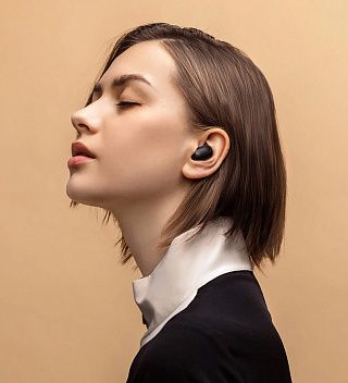 беспроводные наушники Xiaomi в ушах